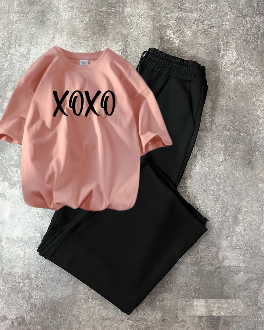 BLACK FLAPPER-PINK TEE XOXO